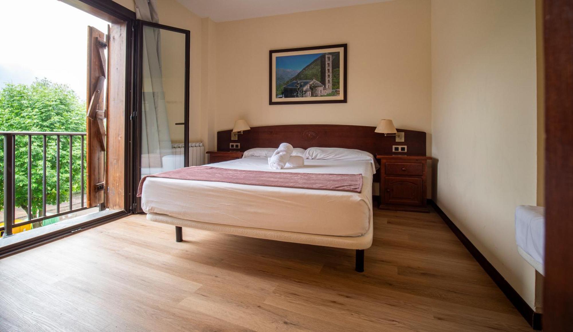 Hotel Romanic Taull Exterior photo